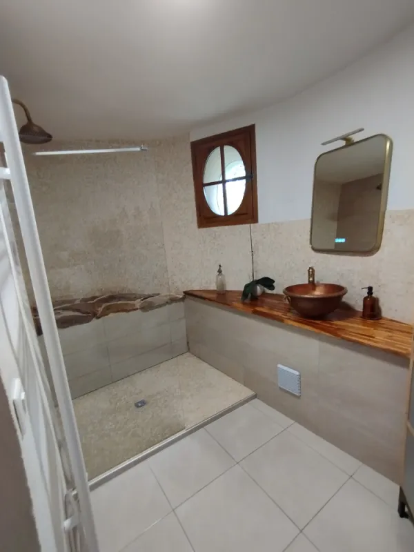 Salle d'eau Chambre Insolite, Saumur, Chambres d'hôtes La Tour de Bellevue